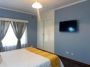 TV a/nebo společenská místnost v ubytování Lovely 3 bed in Mount Pleasant - 2153