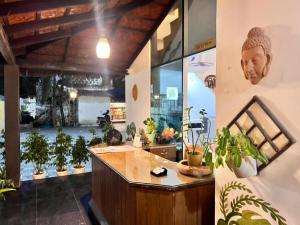 Palm Beach Resort, Alleppey في أليبي: غرفة مع نباتات الفخار على الحائط