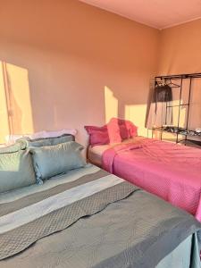 duas camas lado a lado em um quarto em Refúgio Colonial - Figueira - Praia de Mauá em Majé mais 19 fotografias