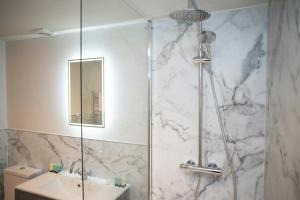 Koupelna v ubytování Bay View New Quay + 23 fotografií