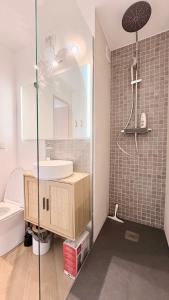 T3 Vanguard in front of ski school في Villarembert: حمام مع حوض ومرآة