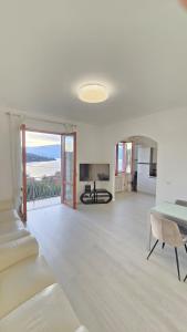 Kuchyň nebo kuchyňský kout v ubytování Apartment With View Lake Maggiore/Laveno Mombello