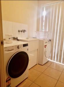 Η κουζίνα ή μικρή κουζίνα στο 4 Bedroom House ipswitch Near City