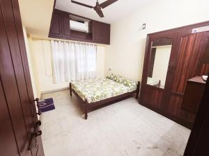 En eller flere senge i et værelse på Cosy & homely full cottage