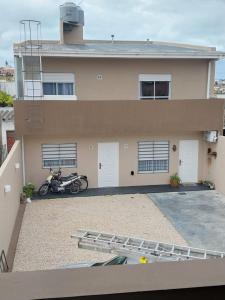 ein Motorrad, das vor einem Haus geparkt ist in der Unterkunft Rincón del cielo in Mar del Plata