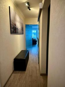 コクセッドにあるStudio Vriedom aan zeeのソファと廊下のあるリビングルーム +2枚の写真