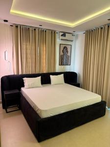 Кровать или кровати в номере Hugs Luxury Apartments +25 фотографий