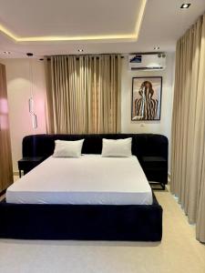 Кровать или кровати в номере Hugs Luxury Apartments