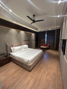 Majestic Castle في لوديانا: غرفة نوم بها سرير ومروحة سقف