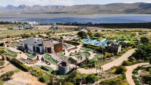 een luchtzicht op een resort met een zwembad en een golfbaan bij Swallows Rest - Benguela Cove in Hermanus
