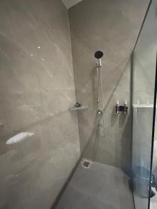 Majestic Castle في لوديانا: حمام مع دش وباب زجاجي