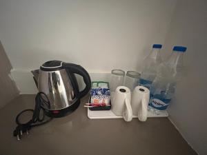 Majestic Castle في لوديانا: كاونتر المطبخ مع غلاية الشاي وقوارير الماء +12 صورة