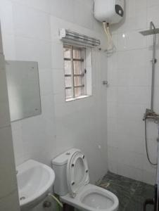Phòng tắm tại Estate of Nwankwo Duplex Apartment