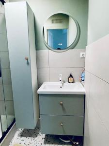 Et badeværelse på Jin's cosy apartment at Paris 10ème