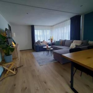 安卢Amazing nature house的客厅里有一张沙发和一张桌子。