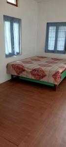 En eller flere senge i et værelse på Dhyan Anand Homestay