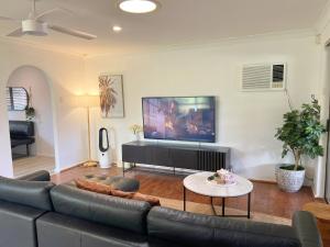 Una televisión o centro de entretenimiento en Humble & Homely