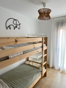 1 dormitorio con litera y luz en Ondas do Mar Boutique Stays - Portonovo 4, en Portonovo