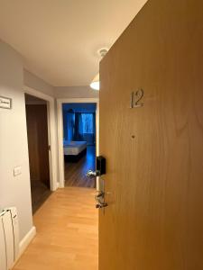 Two Bedroom Apartment Cork Road Killarney في كيلارني: باب عليه رقم في غرفه