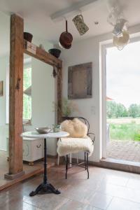 eine Küche mit Tisch, Stuhl und Fenster in der Unterkunft Elbenow in Losenrade