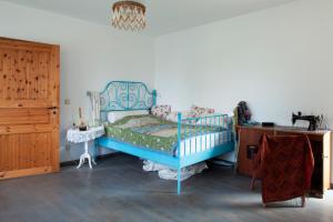 ein Schlafzimmer mit einem blauen Kinderbett und einem Holzschrank in der Unterkunft Elbenow in Losenrade