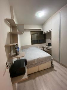 Apartamento vista mar, 2 quartos, bairro Fazenda, Itajai, SC في إيتاجاي: غرفة نوم بها سرير ومكتب