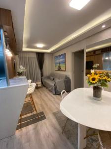 Apartamento vista mar, 2 quartos, bairro Fazenda, Itajai, SC في إيتاجاي: غرفة معيشة بها طاولة وأريكة +25 صورة