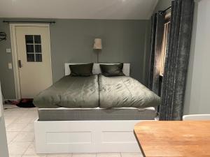 Ένα ή περισσότερα κρεβάτια σε δωμάτιο στο Enevångens lgh