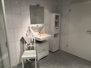 Кухня или мини-кухня в Cozy 2-room non-smoking apartment
