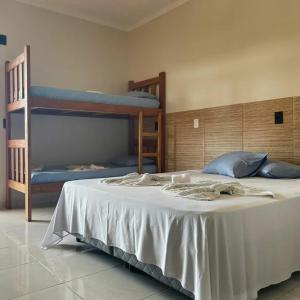 1 dormitorio con 1 cama grande y 2 literas en Raízes Hotel, en Cajobi 80 fotos más