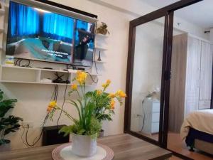 Μια τηλεόραση ή/και κέντρο ψυχαγωγίας στο B4B staycation one oasis cdo