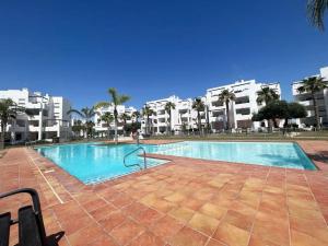 een zwembad voor sommige appartementsgebouwen bij Las Terrazas Golf Cédric in Torre-Pacheco +2 foto's