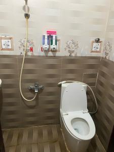Khách sạn Thiên Nga في Gia Nghĩa: حمام مع مرحاض ودش