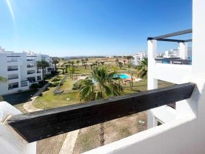 een balkon van een gebouw met uitzicht op een park bij Las Terrazas Golf Cédric in Torre-Pacheco