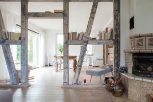 ein Wohnzimmer mit einer großen Holztür und einem Kamin in der Unterkunft Elbenow in Losenrade