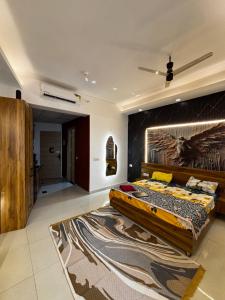 ein Schlafzimmer mit einem großen Bett und einem Teppich in der Unterkunft GAUR Luxury Stay in Ghaziabad