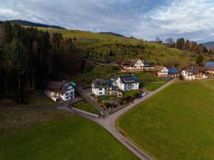 una vista aerea di un villaggio con case e una strada di Brandenkopfblick a Oberharmersbach