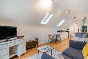 Una sala de estar con un sofá y un televisor. en 1 Bed in Hindhead oc-w34256, en Hindhead