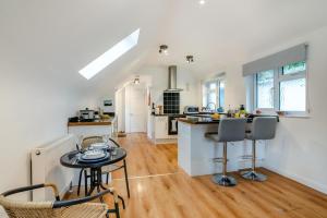 Una cocina con una mesa y sillas en una habitación. en 1 Bed in Hindhead oc-w34256, en Hindhead