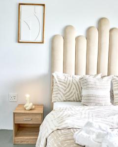 Postel nebo postele na pokoji v ubytování Azure Escape- La Mercy B&B