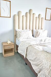 Postel nebo postele na pokoji v ubytování Azure Escape- La Mercy B&B