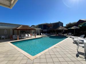 Πισίνα στο ή κοντά στο Footprints Seaside Villa Oasis with Pool & Wi-Fi