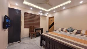 Un televizor și/sau centru de divertisment la NewCastle Holidays Entire Ground Floor 3 Bedrooms Kitchen Dining Living 8 Guests