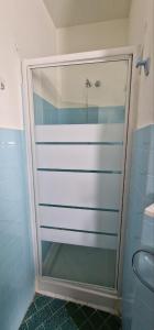 Rifugio dei Pini في روكاراسو: دش مع باب زجاجي في الحمام