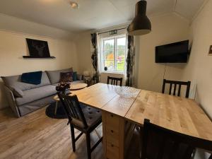 Μια τηλεόραση ή/και κέντρο ψυχαγωγίας στο Fjällägenhet i Huså byskola