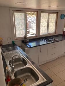 Kuchyň nebo kuchyňský kout v ubytování Departamento viña del mar cercano a mall y playa