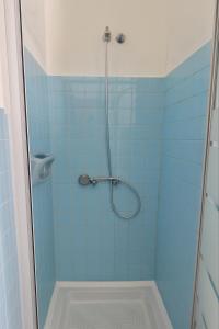 Rifugio dei Pini في روكاراسو: حمام به دش وبه بلاط ازرق