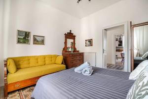 En eller flere senge i et værelse på Ehemaliger Palast, malerische Wohnung, Seeblick, Stellplatz