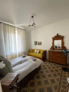 En eller flere senge i et værelse på Ehemaliger Palast, malerische Wohnung, Seeblick, Stellplatz