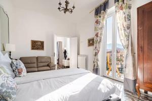 En eller flere senge i et værelse på Ehemaliger Palast, malerische Wohnung, Seeblick, Stellplatz + 49 billeder